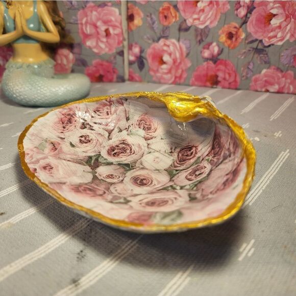 DECOUPAGE CLAM SHELL DECOUPAGE PINK ROSES ON A CLAM SHELL TRINKET DISH - Picture 7 of 10